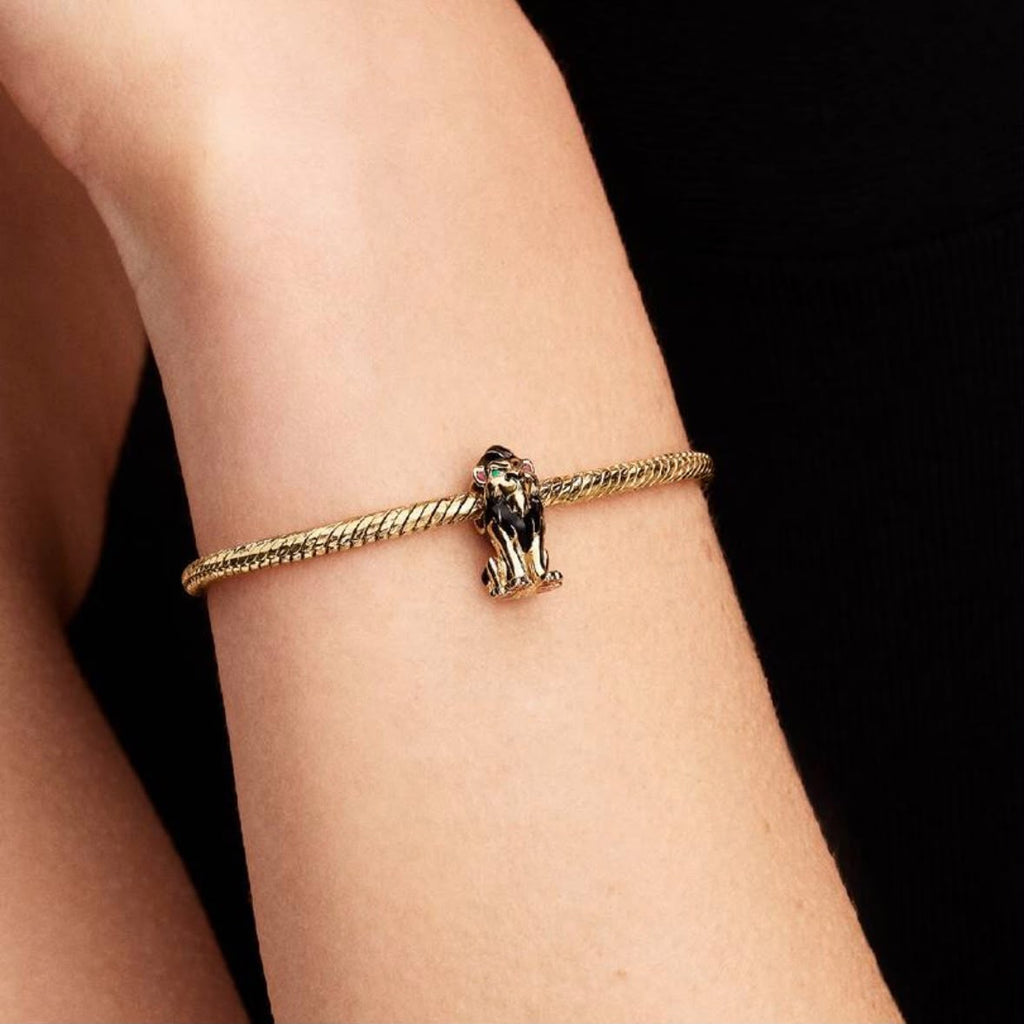 Charm de Scar puesto en una pulsera dorada de Adora Charms