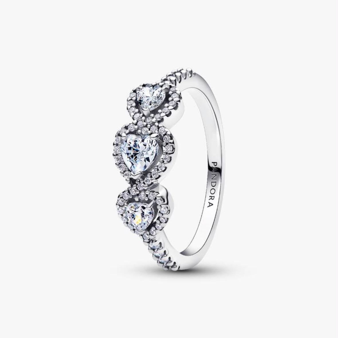 Anillo con tres corazones de zirconia sobre banda pavé