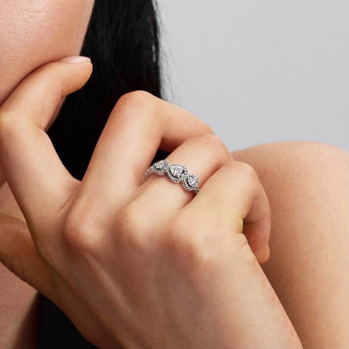 Anillo de tres corazones puesto en la mano