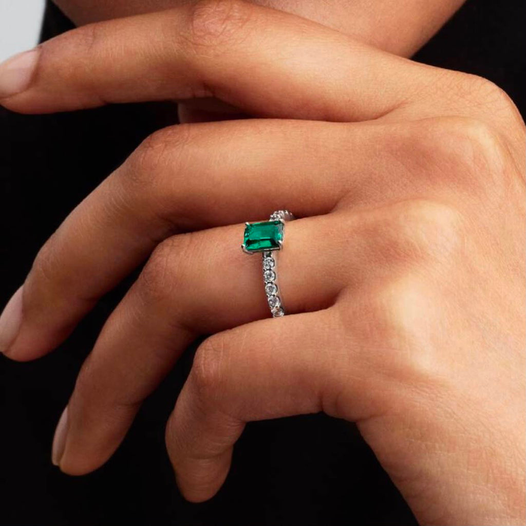 Anillo de zirconia verde puesto en la mano