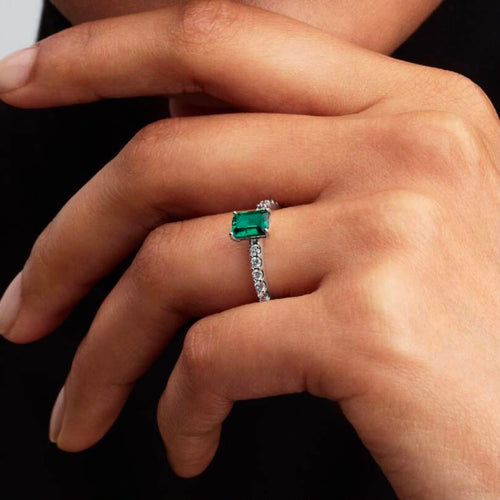 Anillo de zirconia verde puesto en la mano
