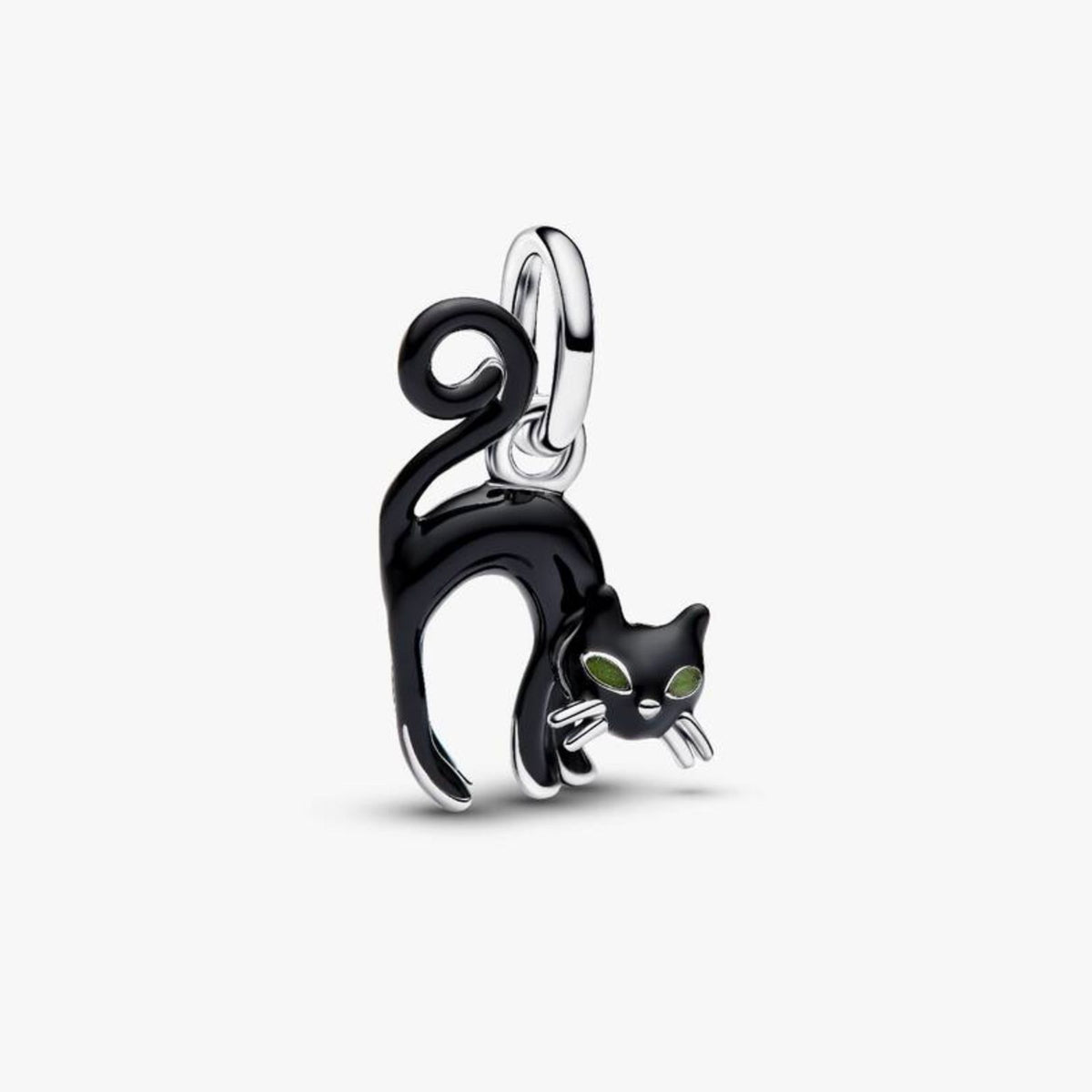 Colgante de gato negro con el lomo arqueado y ojos verdes