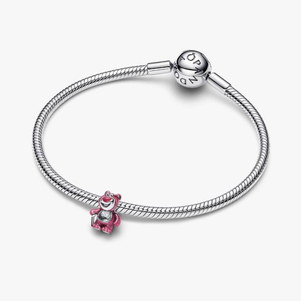 Lotso puesto en una pulsera de plata
