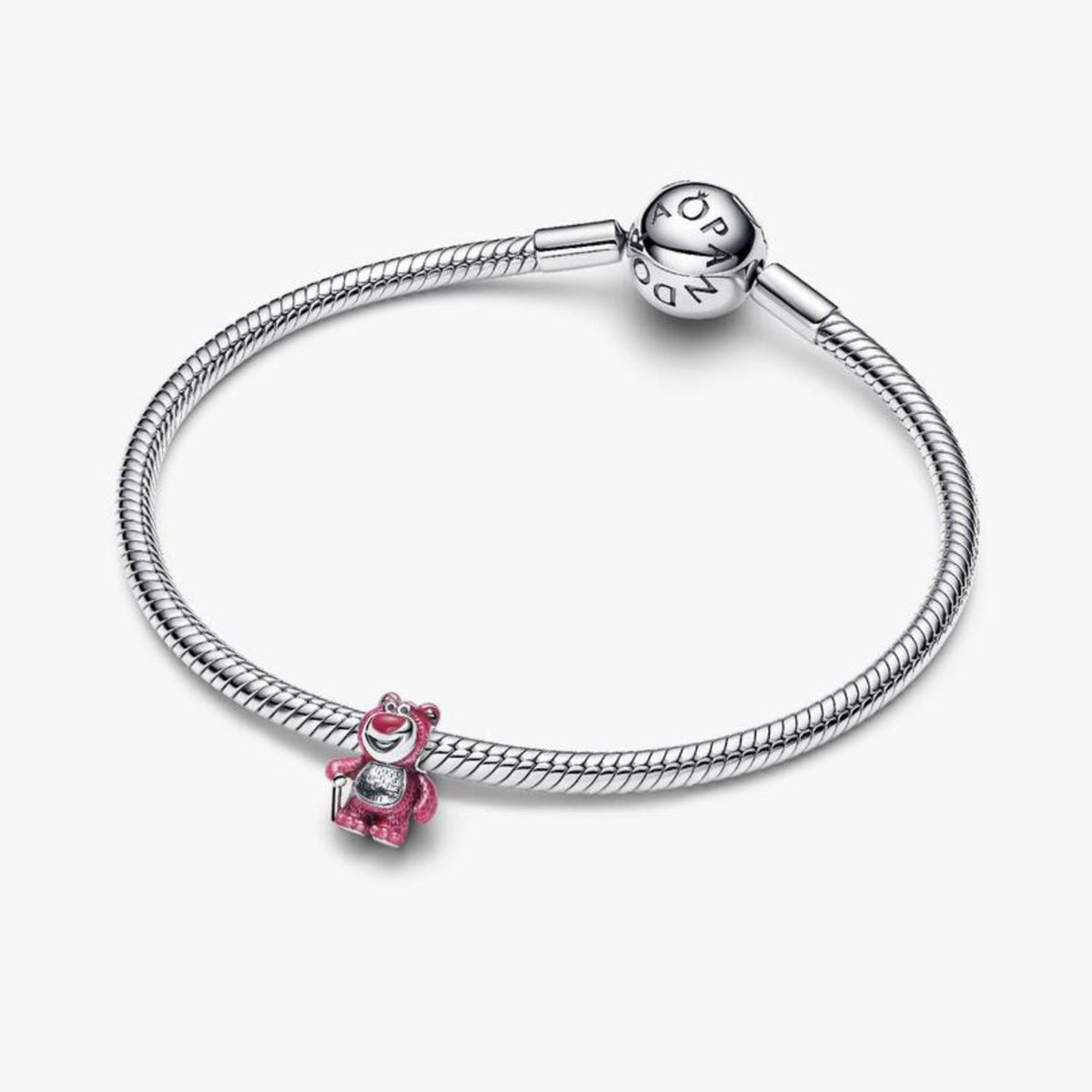 Lotso puesto en una pulsera de plata