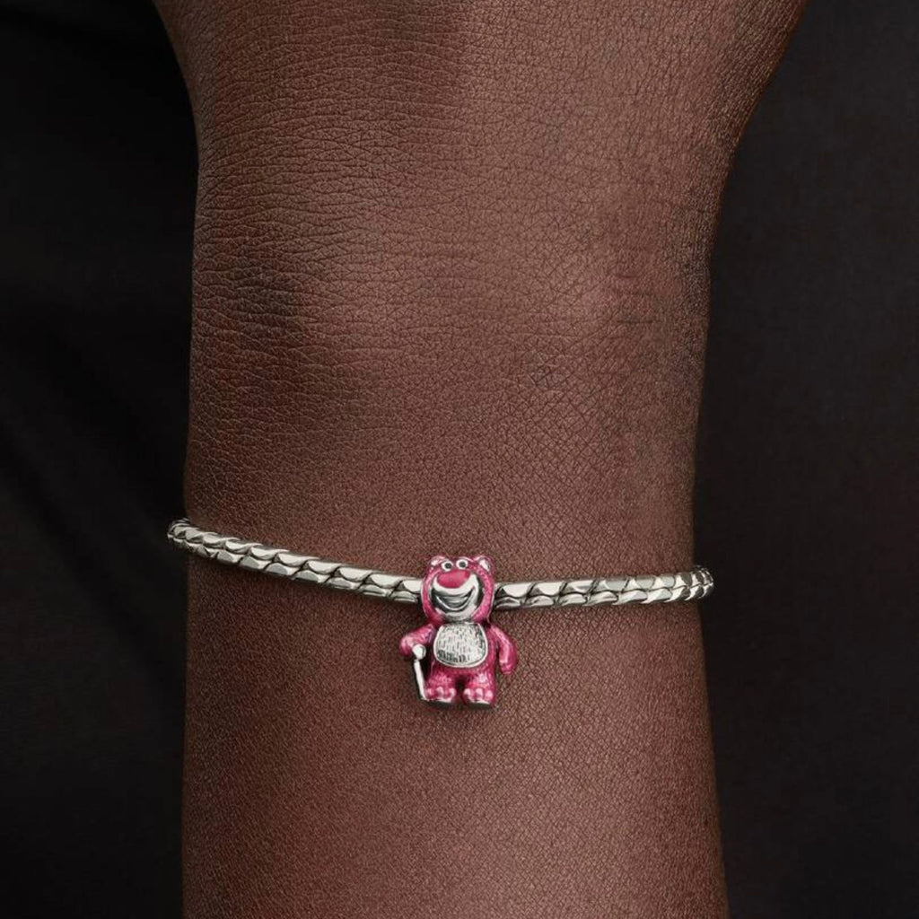 Lotso en una pulsera trenzada