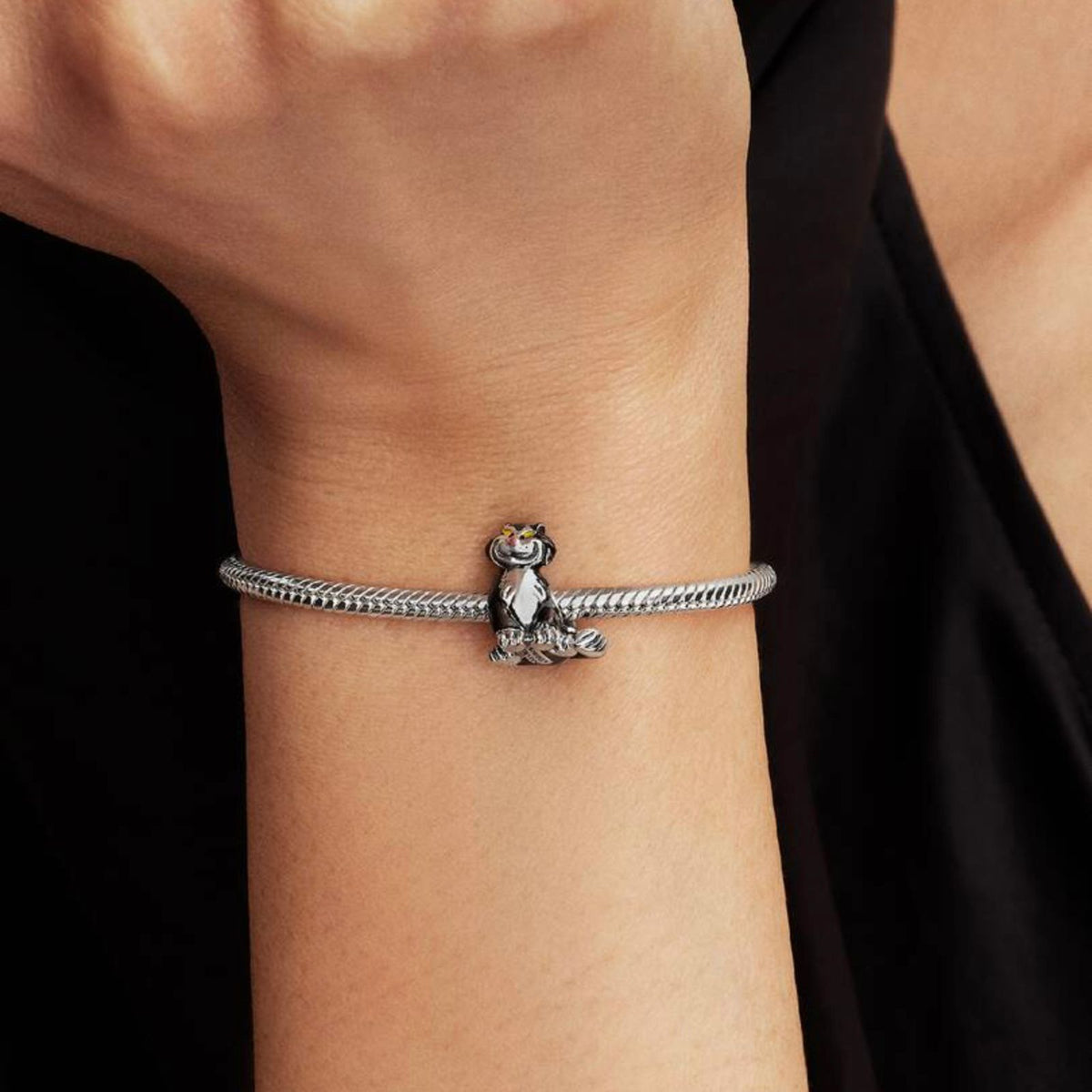 Charm de Lucifer puesto en una pulsera