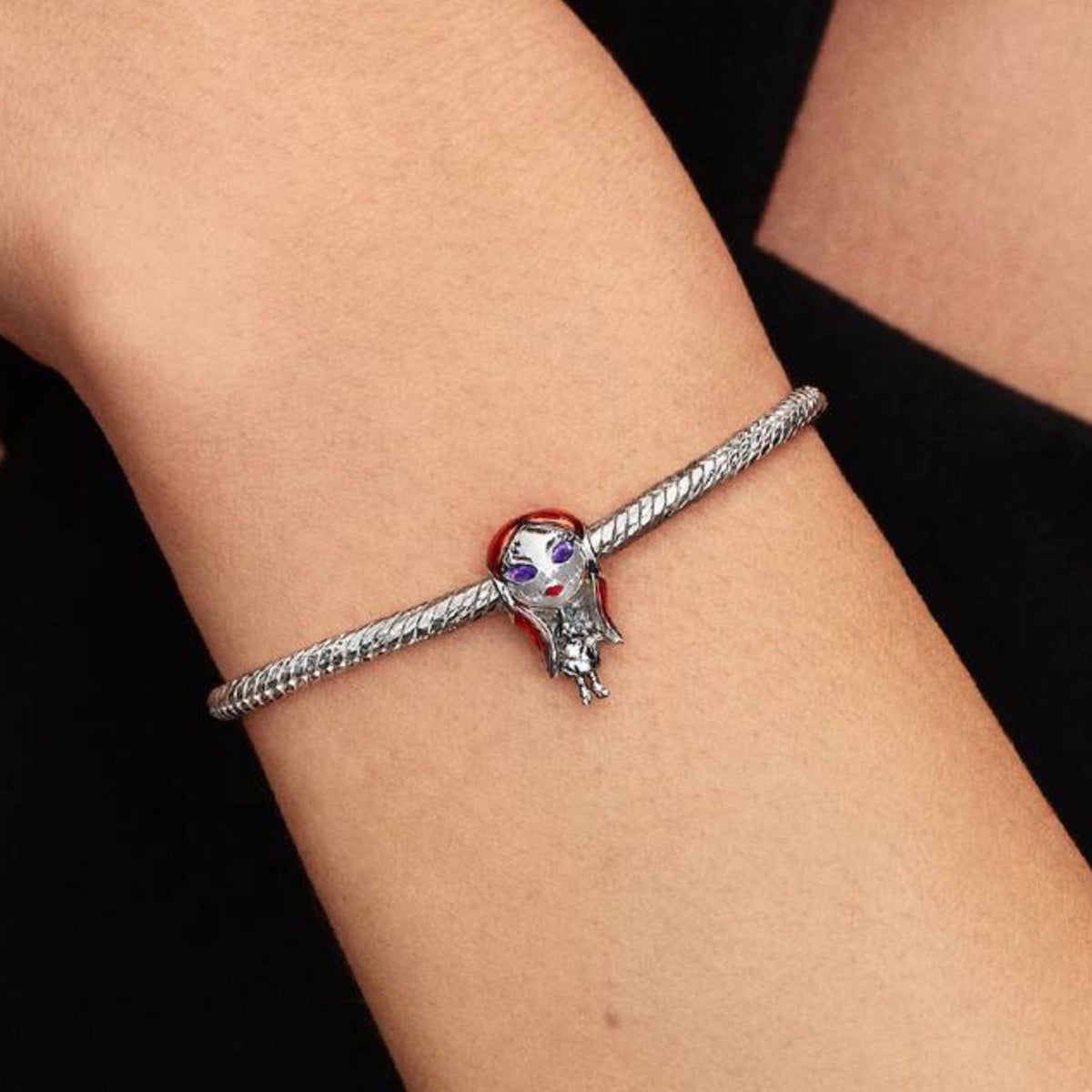 Charm de Sally puesto en una pulsera