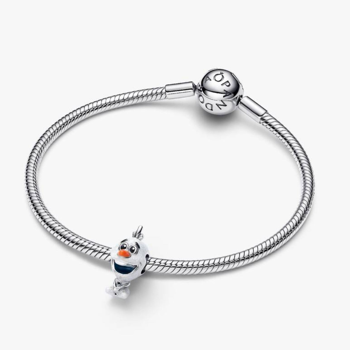 Charm Olaf Chibi colocado en una pulsera de plata de Adora Charms