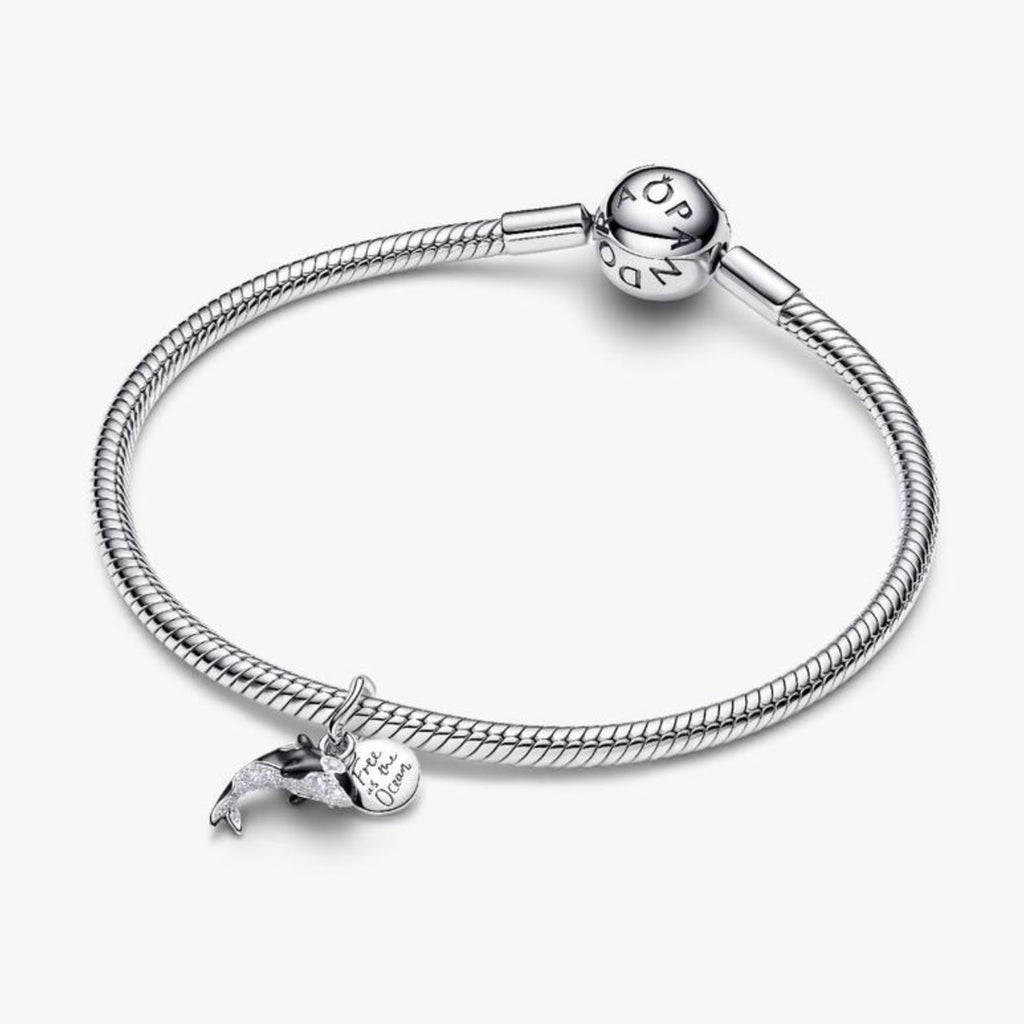 Charm colgante Orca colocado en una pulsera de plata de Adora Charms
