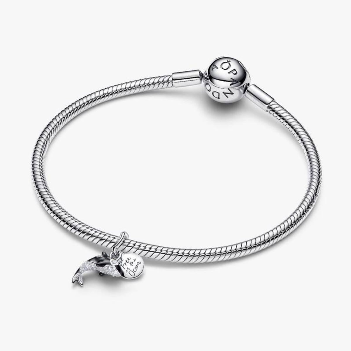Charm colgante Orca colocado en una pulsera de plata de Adora Charms