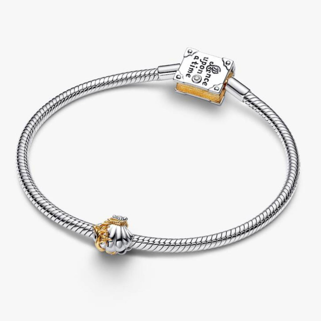 Charm Concha Ariel Gold colocado en una pulsera de plata de Adora Charms