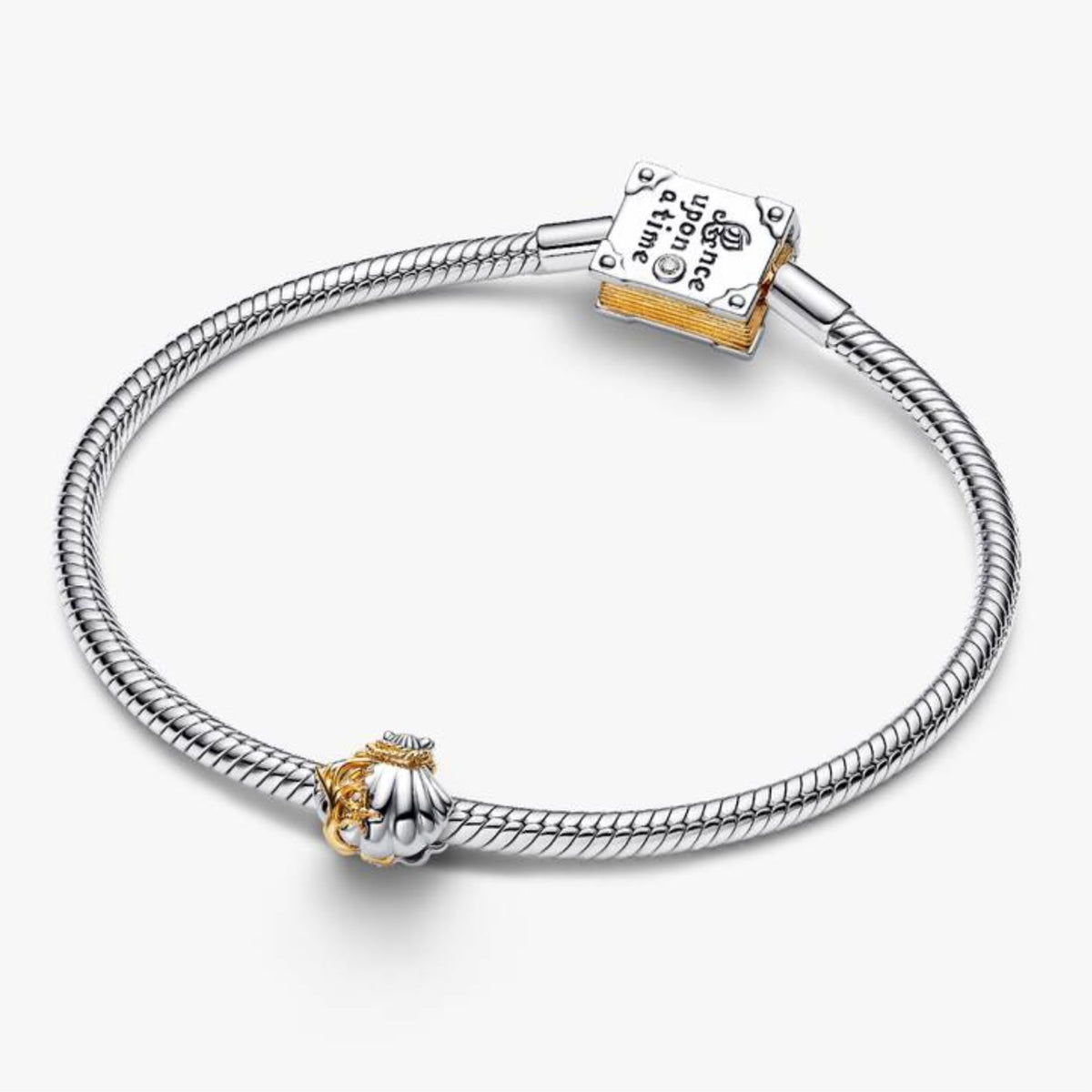 Charm Concha Ariel Gold colocado en una pulsera de plata de Adora Charms