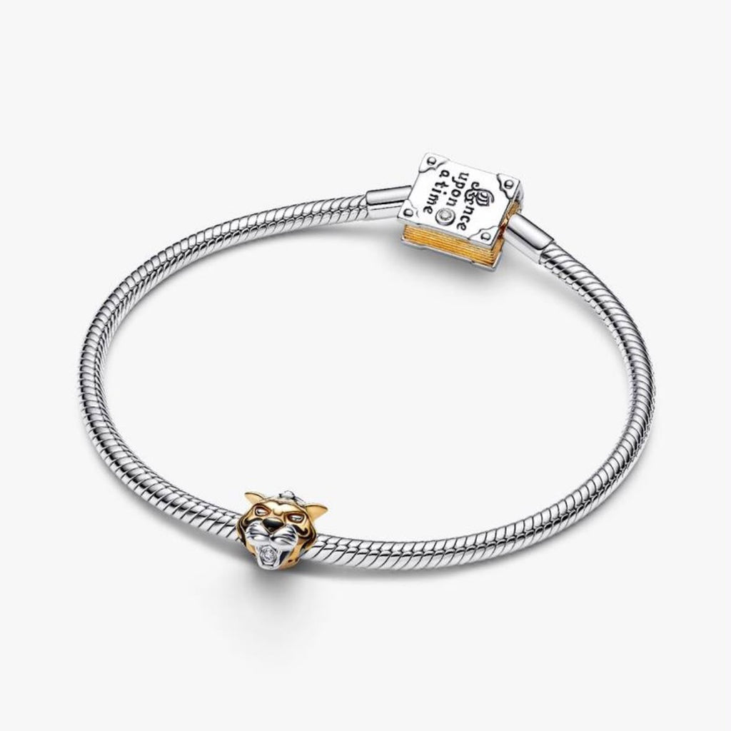 Charm de Rajah puesto en una pulsera de cadena serpiente